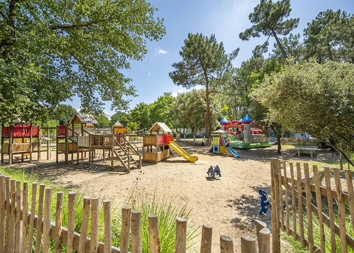 Flower Au Bois Des Biches 4*